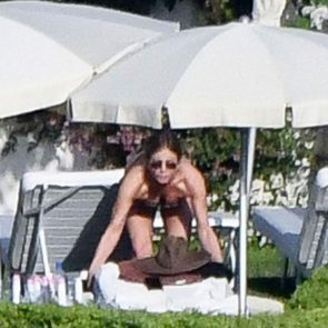 Jennifer Aniston nude tits