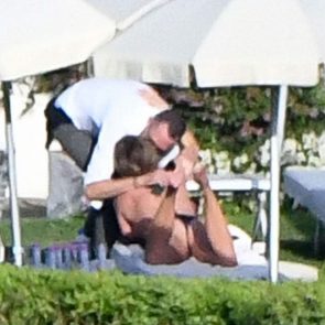 Jennifer Aniston kiss with her boyfriend
