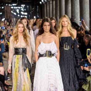 Stella Maxwell with other models on runway