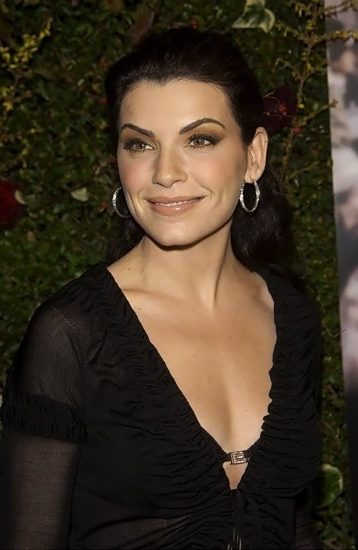 Julianna Margulies almost naked boobs